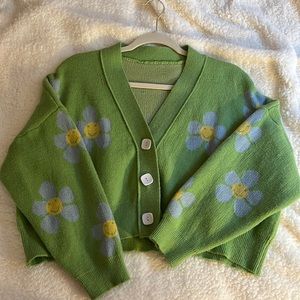 Green cardigan with blue flowers💚🐠🌸